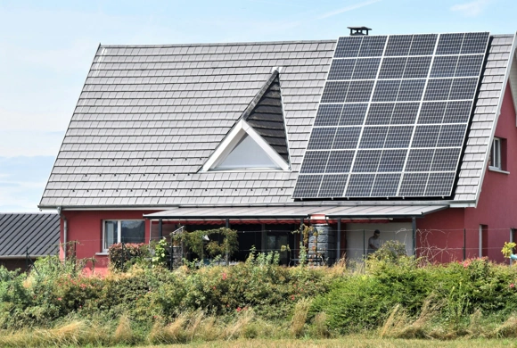 Hausdach mit Photovoltaikanlage, als Teil der EG Austria unabhängigkeit von Großkonzernen werden